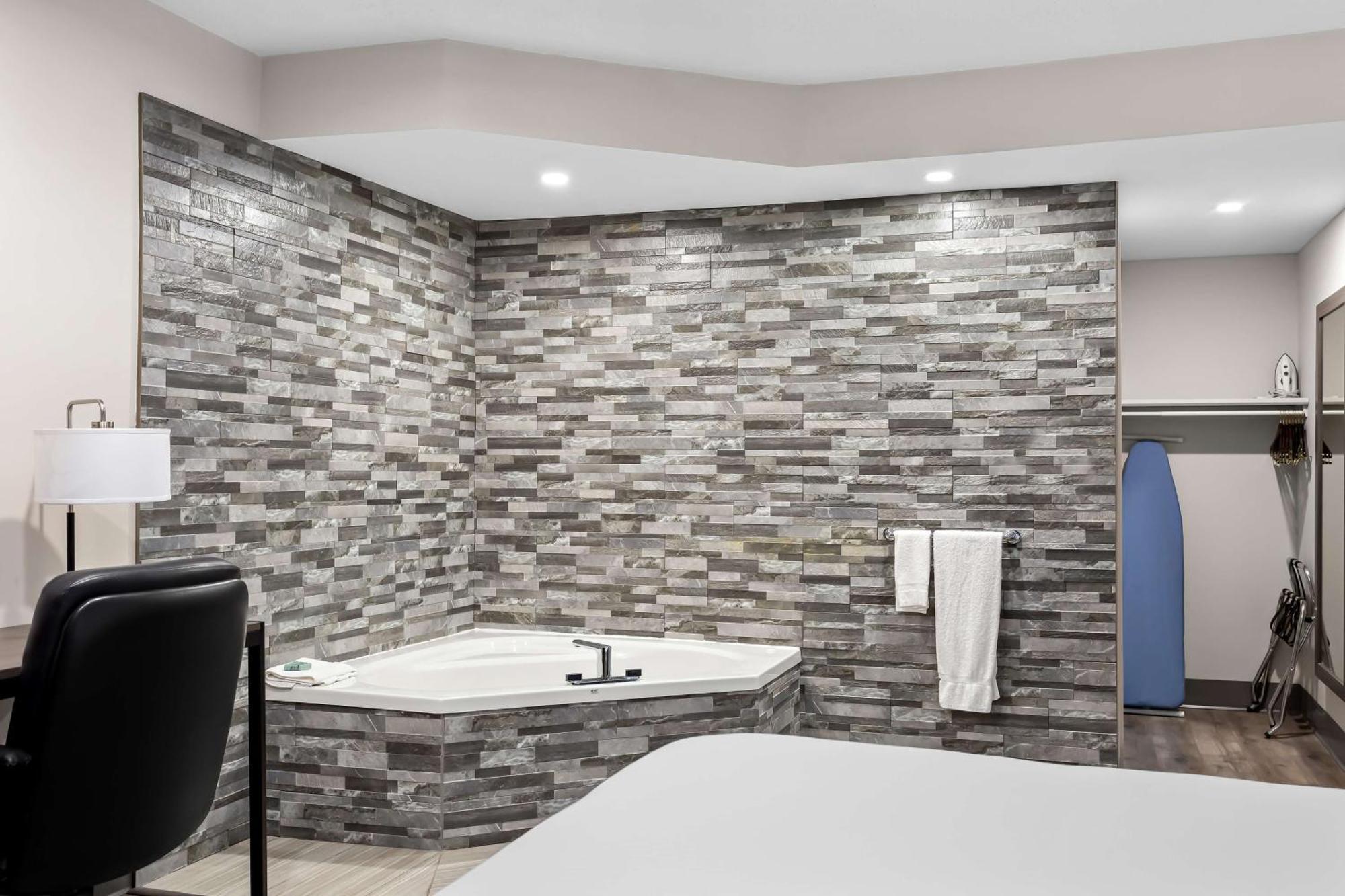 Surestay Plus By Best Western Windsor Extérieur photo